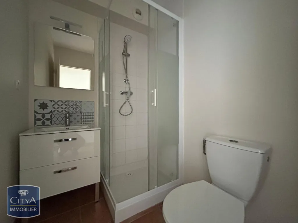 Salles de bain - Appartement 2 Pièces avec Balcon à Épernon