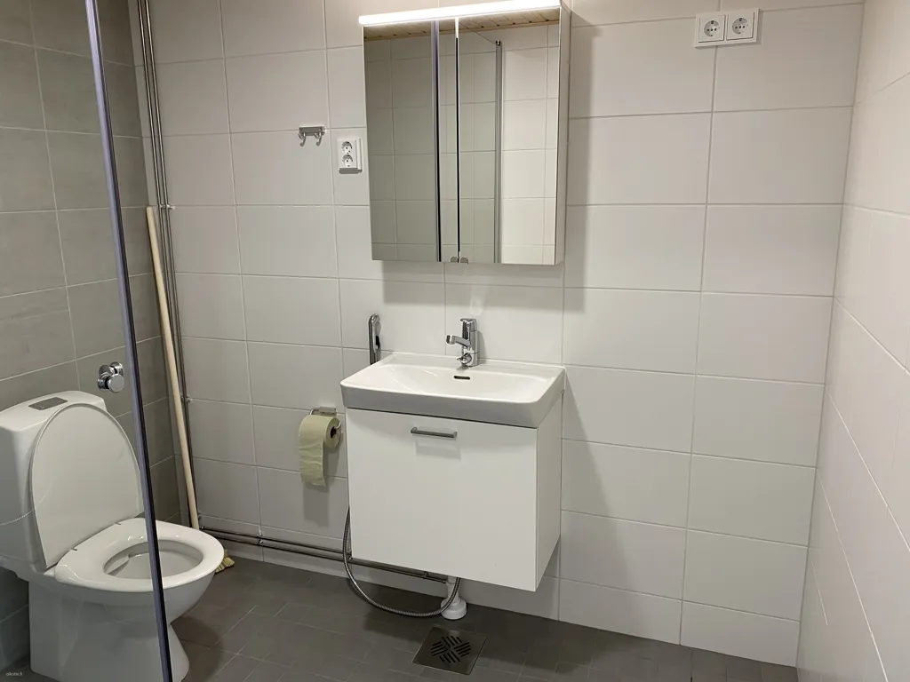 Salles de bain - Modern Flat with Balcony in Malmi, Helsinki