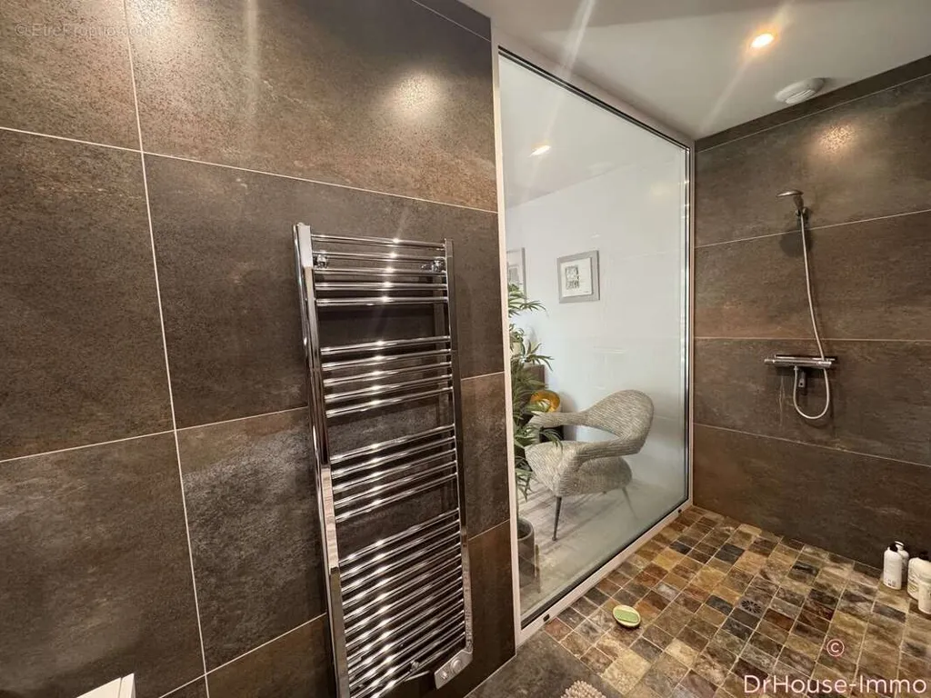 Salles de bain - Villa Contemporaine avec Piscine à Boulazac