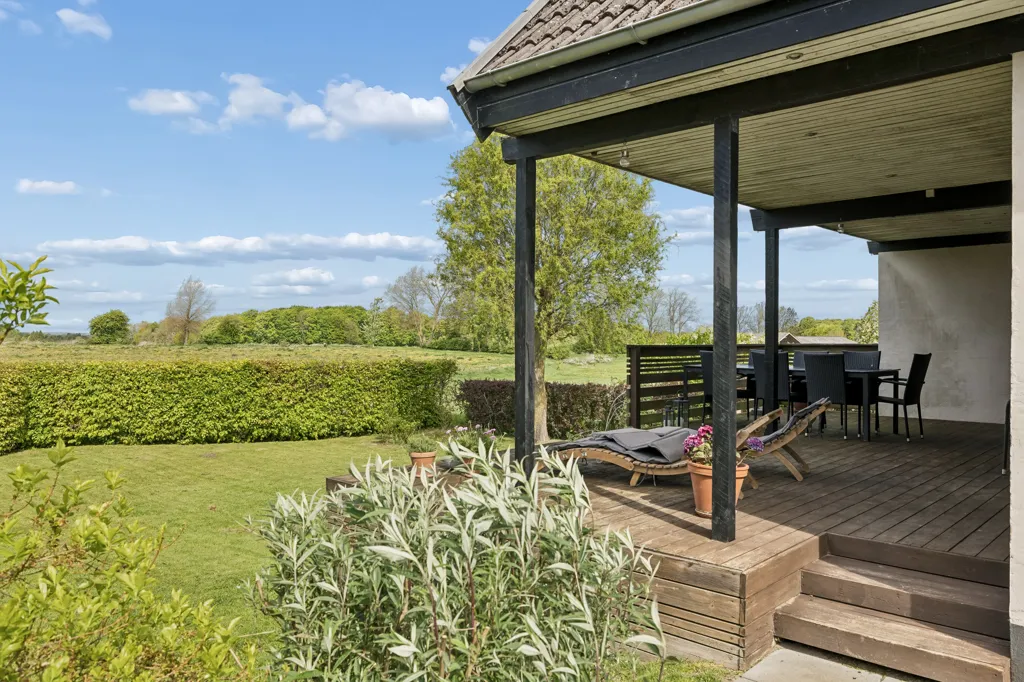 Terrasse - Modernised Villa with Open View in Højby