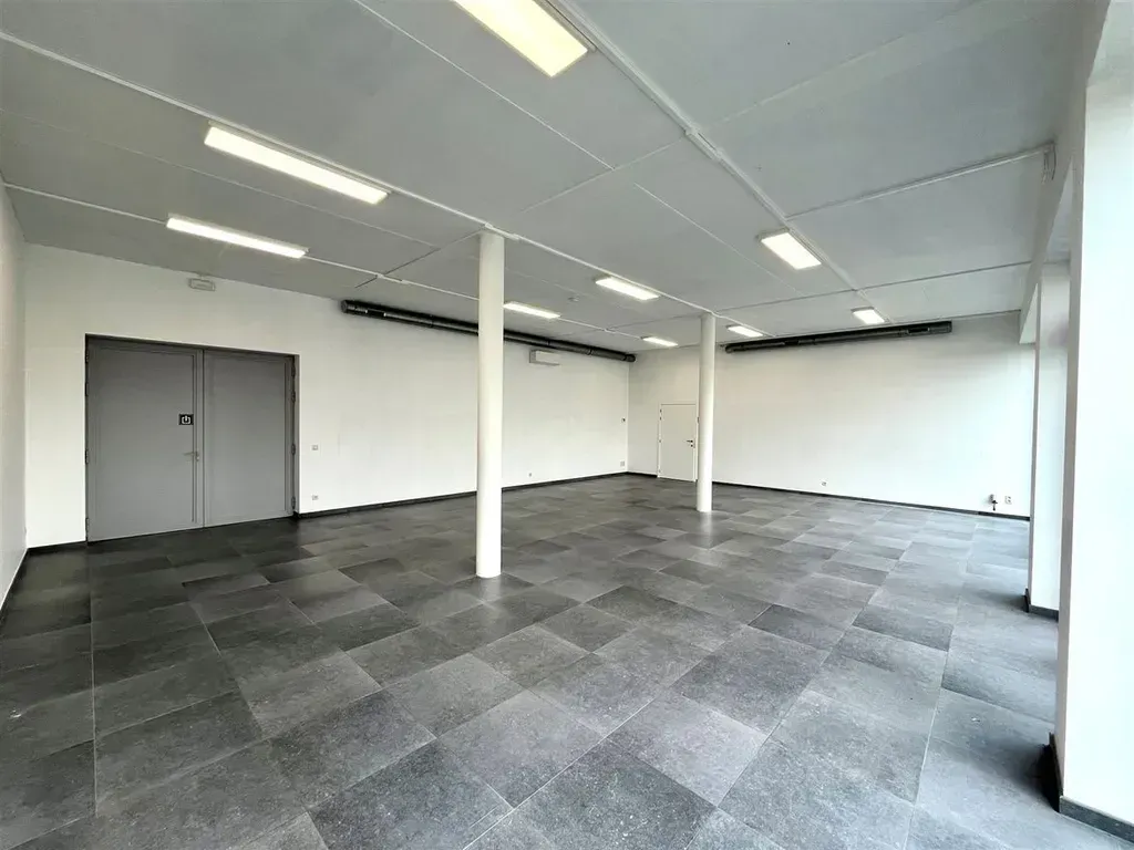 Pièces - Local Commercial avec Espace de Stockage à Essen