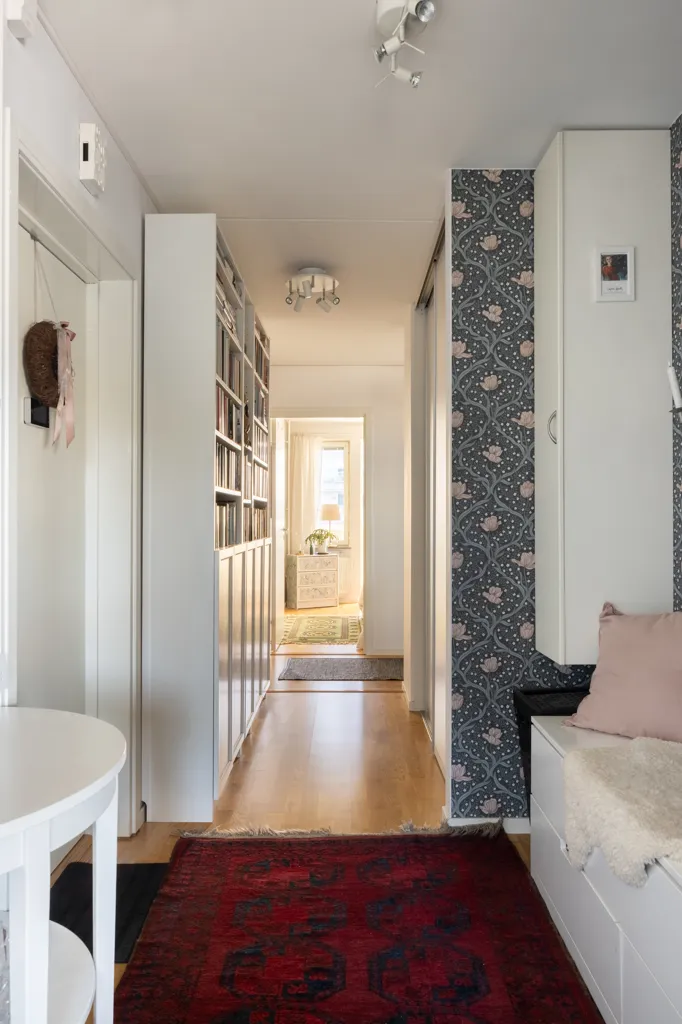 Entrée - 55+ Apartment with Two Balconies in Nockeby Backe