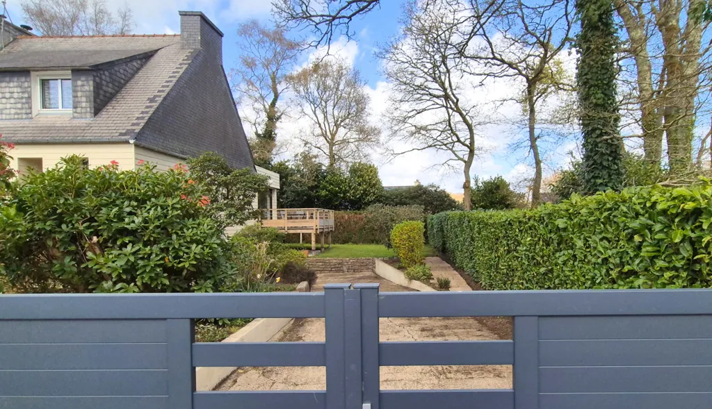 Extérieur - Maison avec terrasse en bois à Saint-Yvi