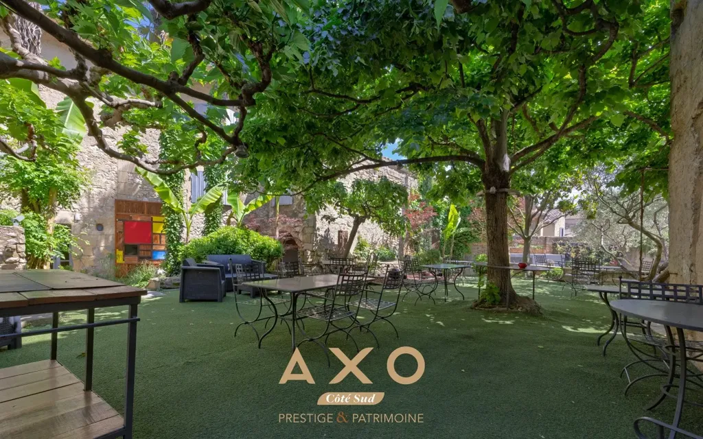 Jardin - Ensemble Immobilier d'Hébergement avec Piscine à Collias