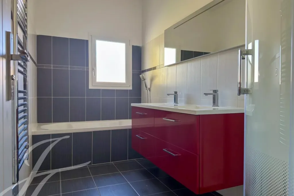Salles de bain - Villa Luxueuse avec Piscine à Antibes