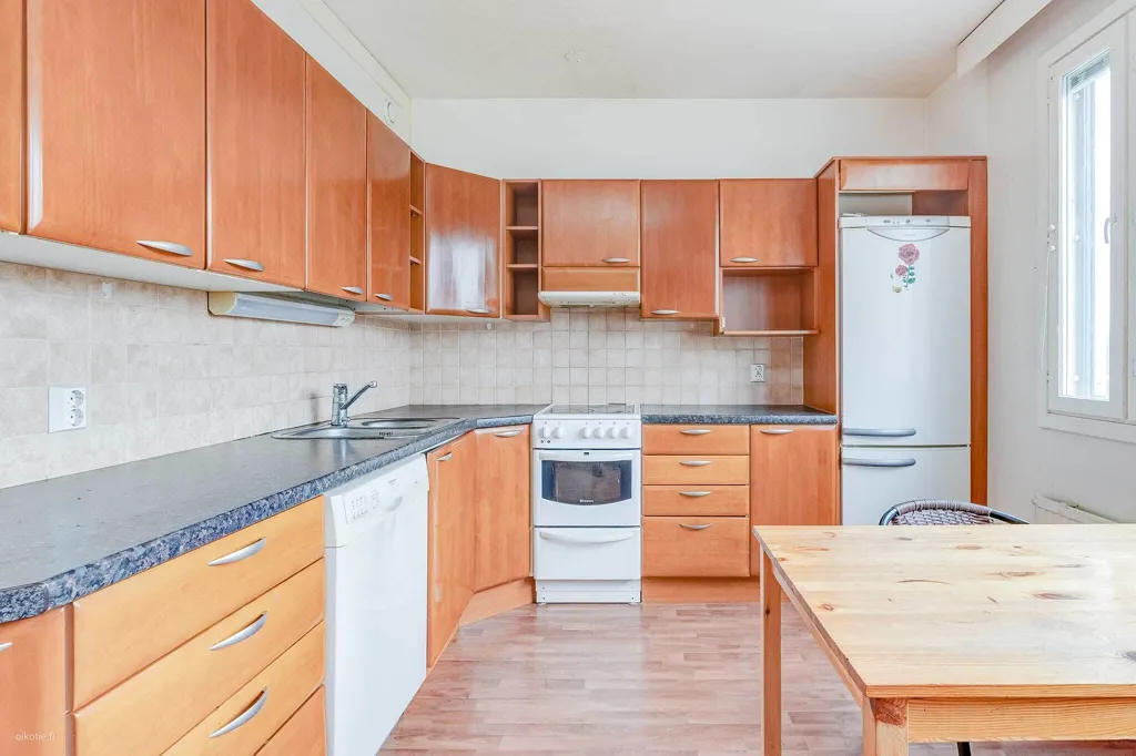 Köök - Spacious Apartment with Balcony in Tampere Hervanta