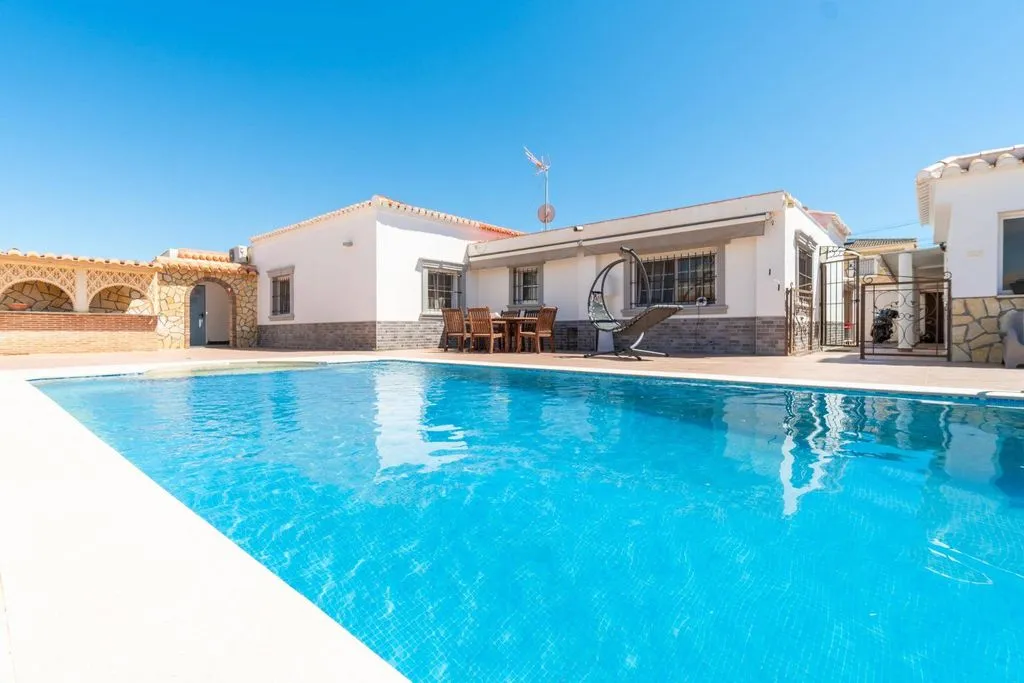 Pool - Luxury Villa with Pool in Torrevieja