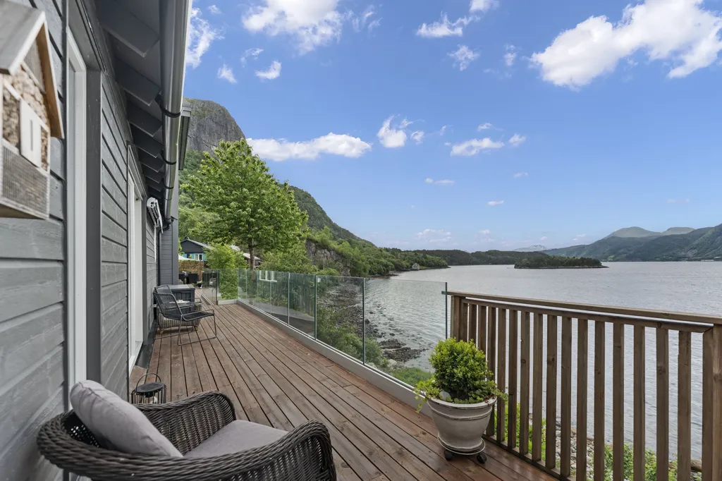 Terrazza - Seafront Cottage with Private Garden in Gausetbukta