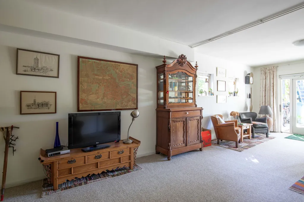 Elutuba - Two-Storey House with Souterrain in Aalsmeer