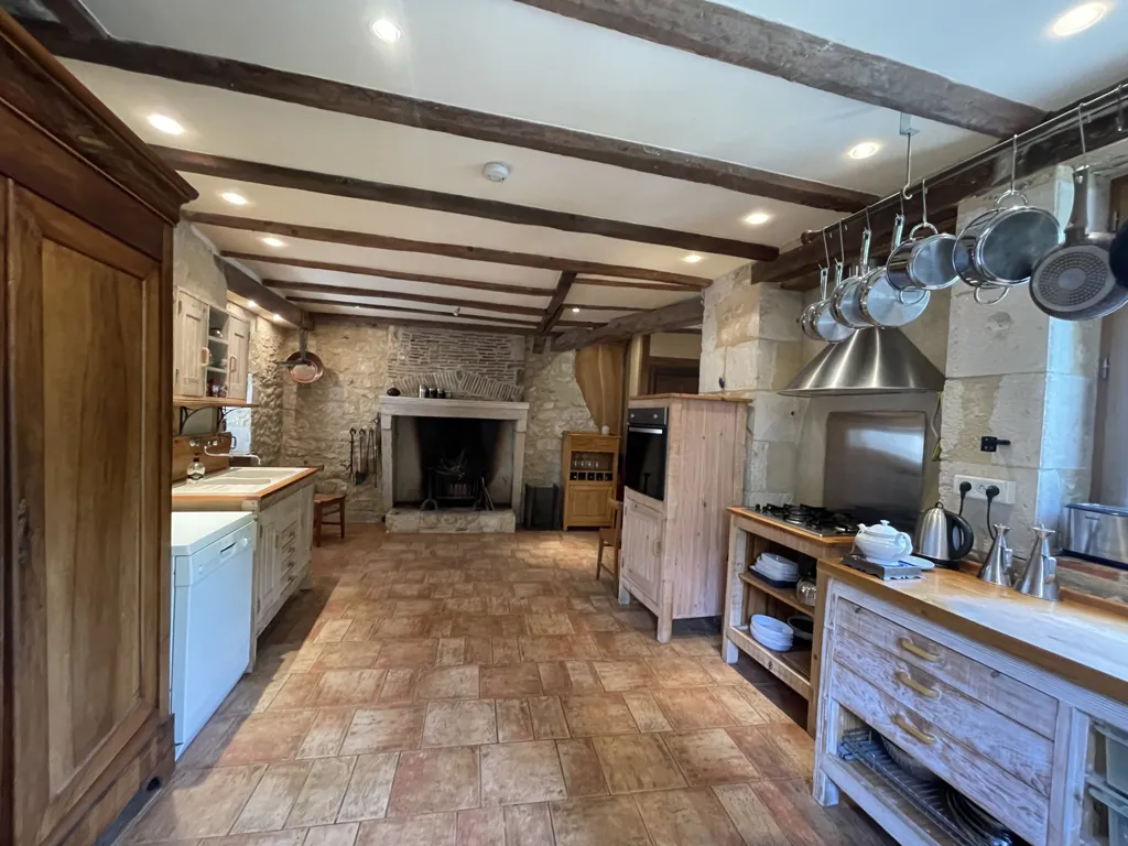 Cuisine - Maison Médiévale avec Tour à Charroux