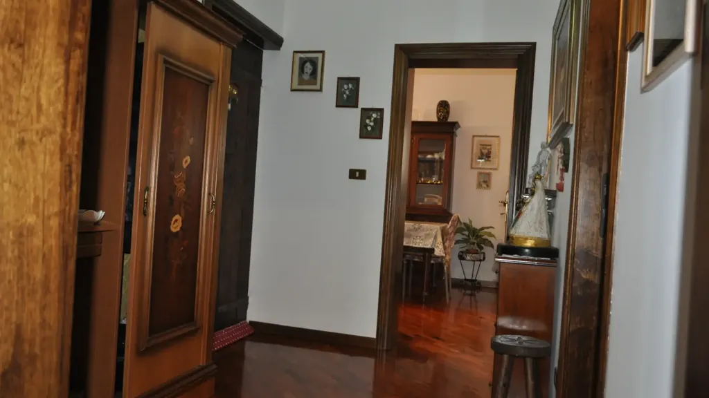 Esik - Three-Bedroom Apartment with Balcony in Bedonia