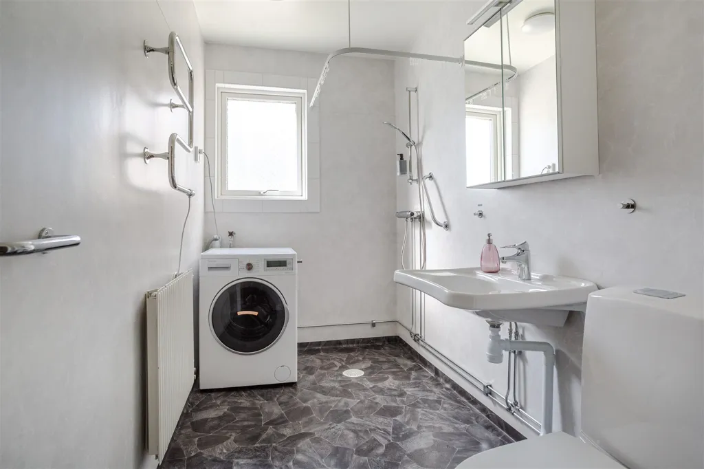 Bathrooms - Central 2nd Floor Flat with Balcony in Sundsvall