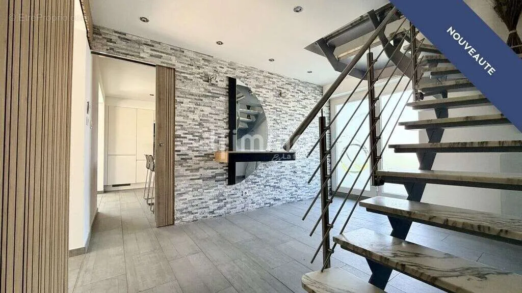 Pièces - Maison Moderne avec Piscine à Wittenheim