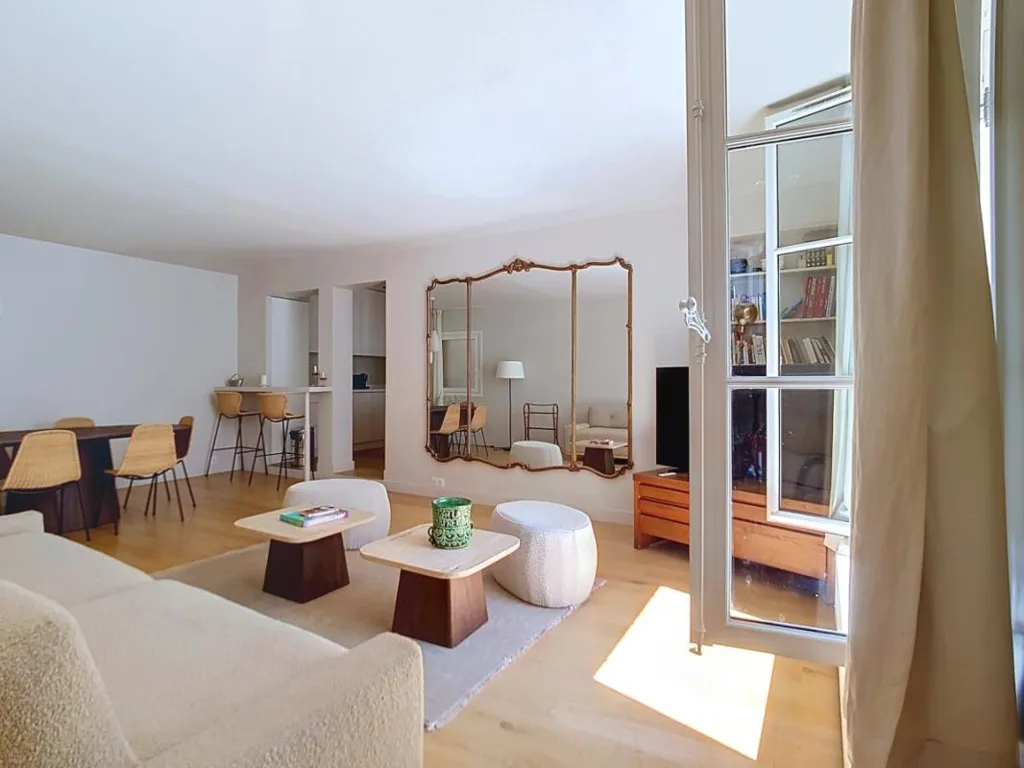 Contemporary Parisian Flat with Courtyard View