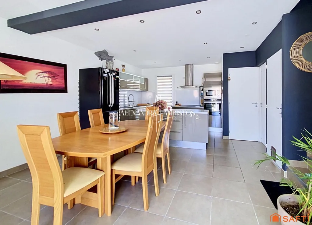 Dining Room - Contemporary Maison with Terraces in Montarnaud