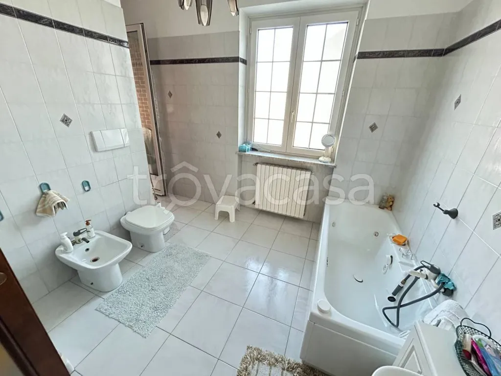 Salles de bain - Bifamiliar Villa with Commercial Space in Fossano