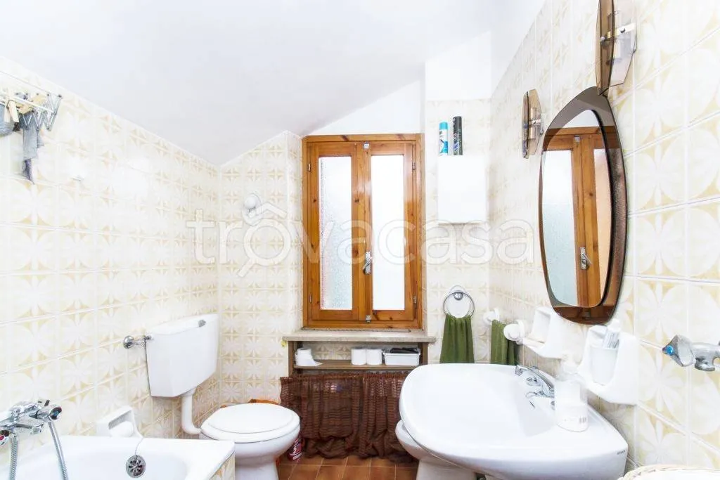 Salles de bain - Mansard Apartment with Mountain View in Sampeyre