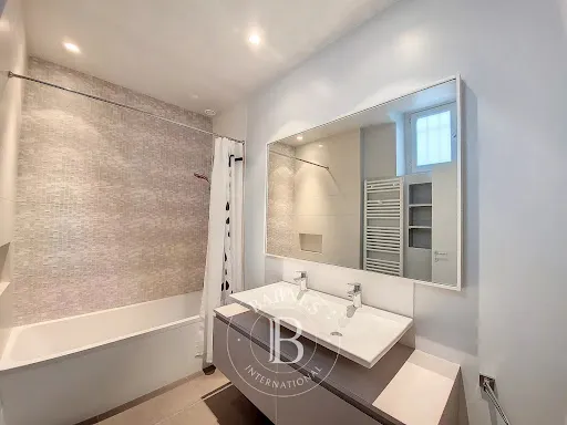 Salles de bain - Appartement de Luxe avec Vue Tour Eiffel à Paris 7ᵉ