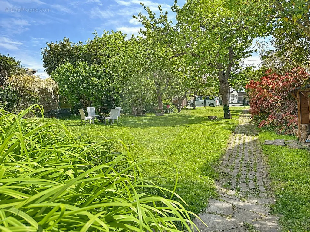Giardino - House with Garden in Senlis