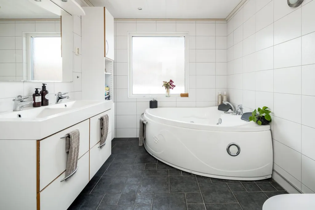 Salles de bain - Souterrain Villa with Garden on Quiet Street