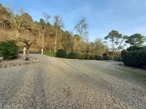 Extérieur - Maison de Plain-Pied avec Piscine et Terrain d'1 Hectare