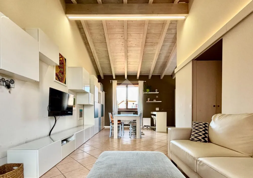 Elutuba - Trilocale with Exposed Beams in Castegnato