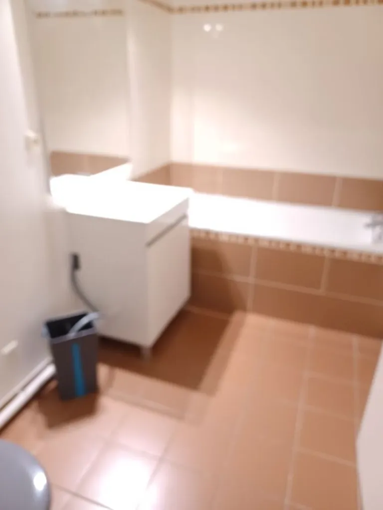 Salles de bain - Appartement 2 Pièces avec Parking à Eure