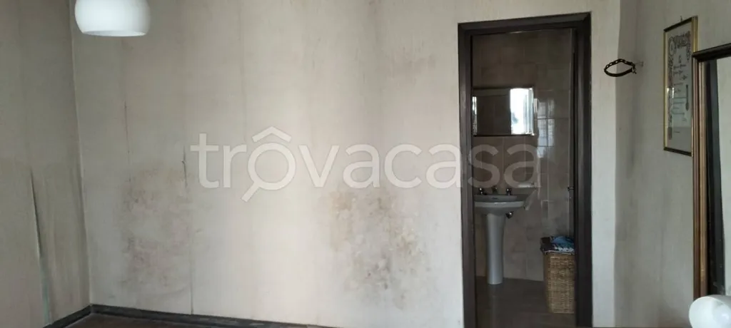 Salles de bain - Rustic House with Private Garden near Busca