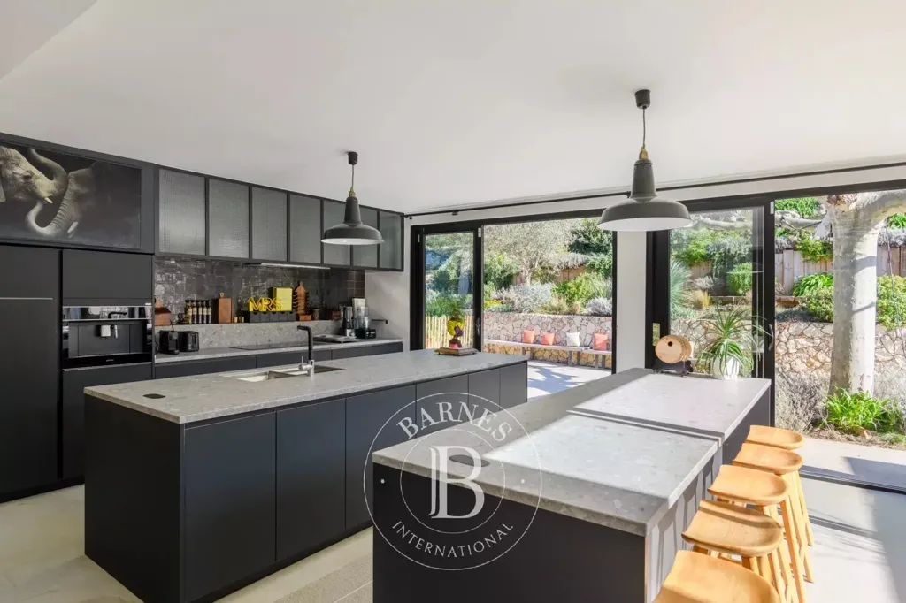 Köök - Renovated Property with Pool and Vineyard Views in Cassis