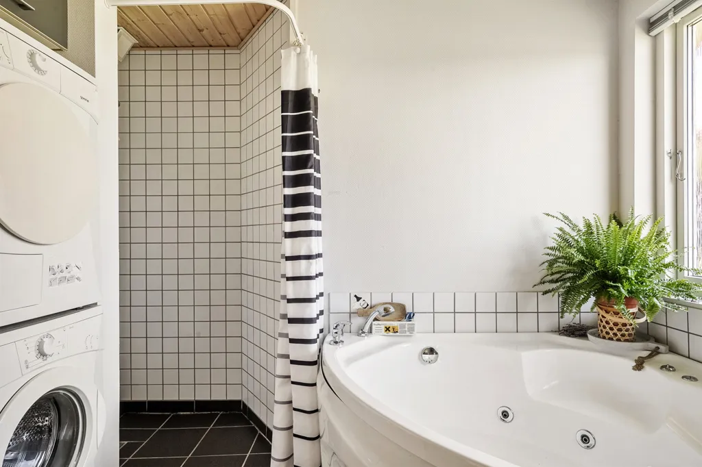 Salles de bain - Modern Summerhouse with Sea View in Ulfborg