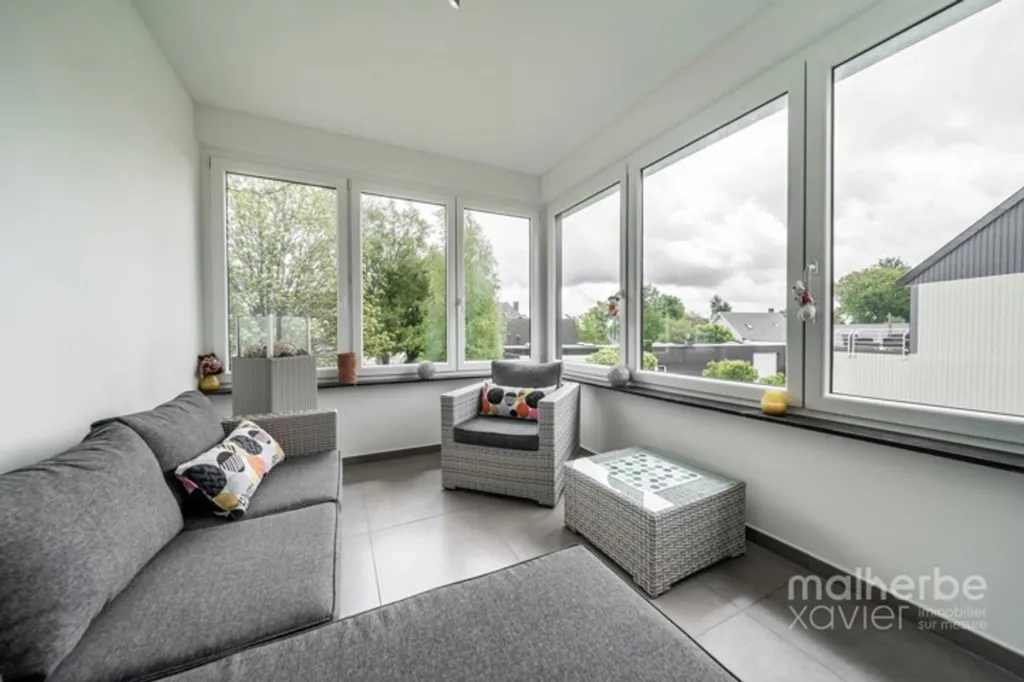 Séjour - Ensemble Immobilier Rénové avec Habitation et Garages à Elsenborn