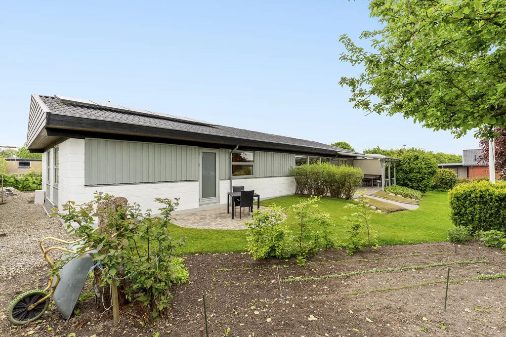 Exterior - Modernised Villa with Garden in Linde