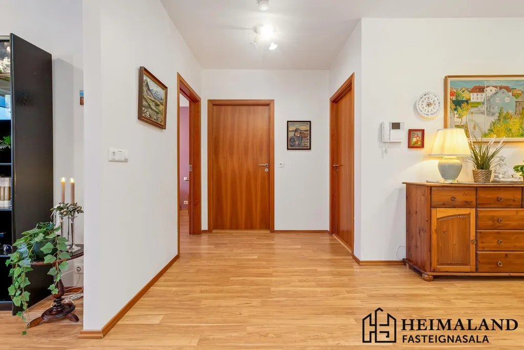 Ingresso - Spacious 3-Bedroom Apartment with Elevator in Selfoss
