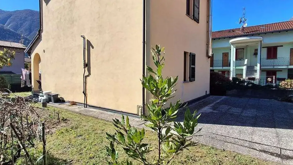 Jardin - Villa with Private Garden in Porlezza
