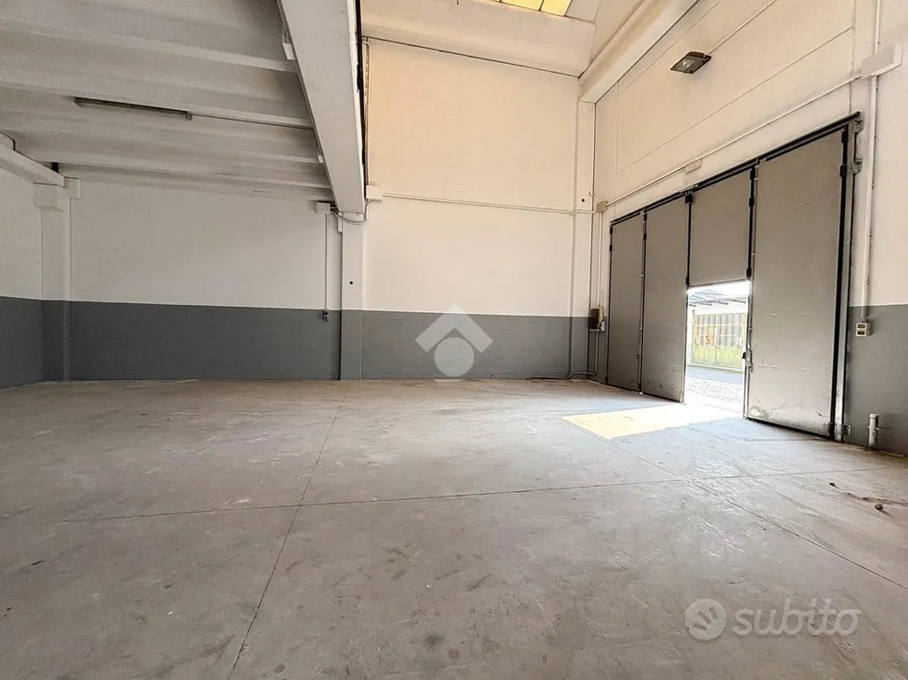 Garage - Warehouse with Mezzanine in Mozzo