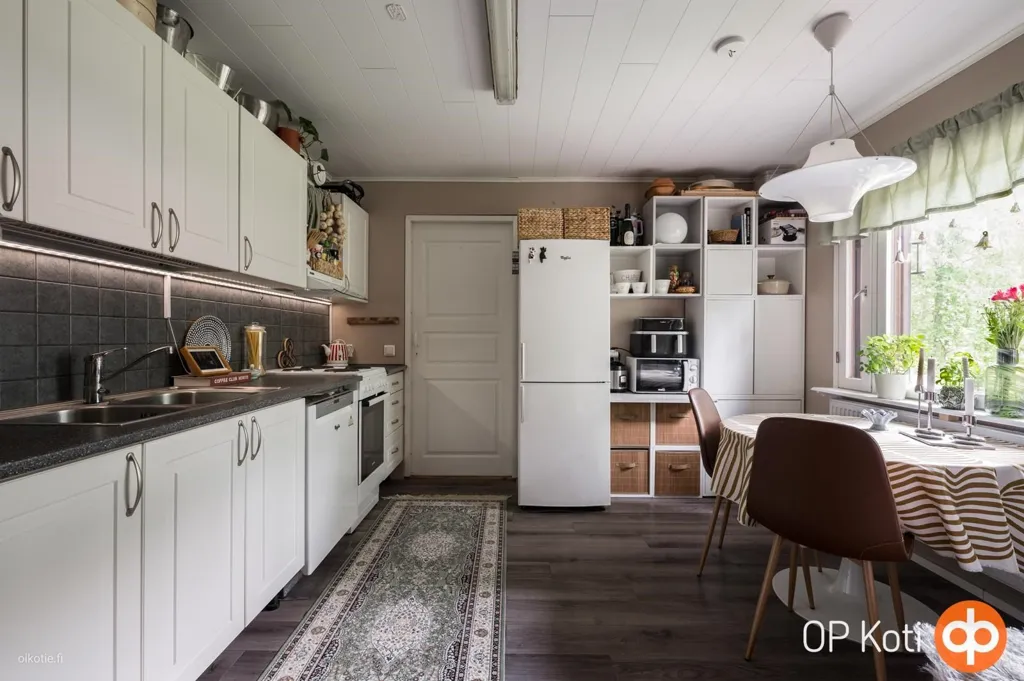 Cuisine - Rustic House with Large Garage in Quiet Area