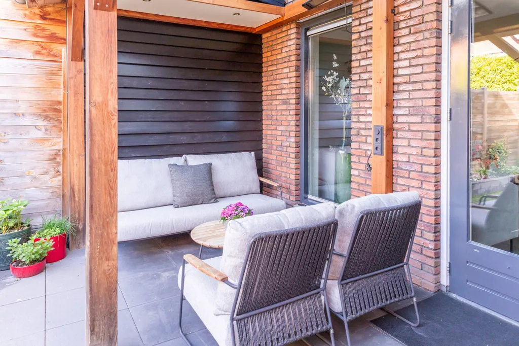 Terrass - Semi-Half Corner House with Veranda in Kesteren