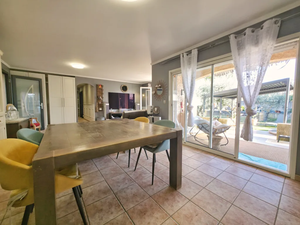 Salle à manger - Maison avec Jardin et Grand Garage à Beaucaire