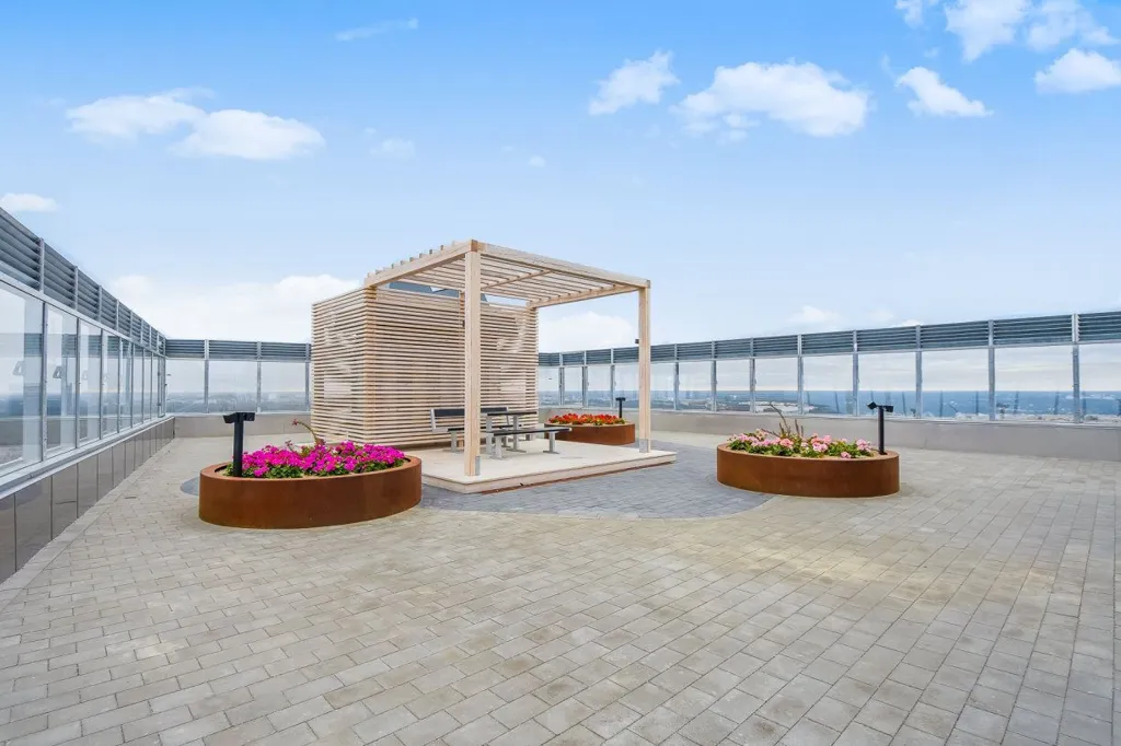 Terrasse - Apartment with South-Facing Loggia in Kista
