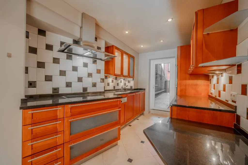 Cuisine - Appartement de rez-de-chaussée avec terrasse en centre-ville