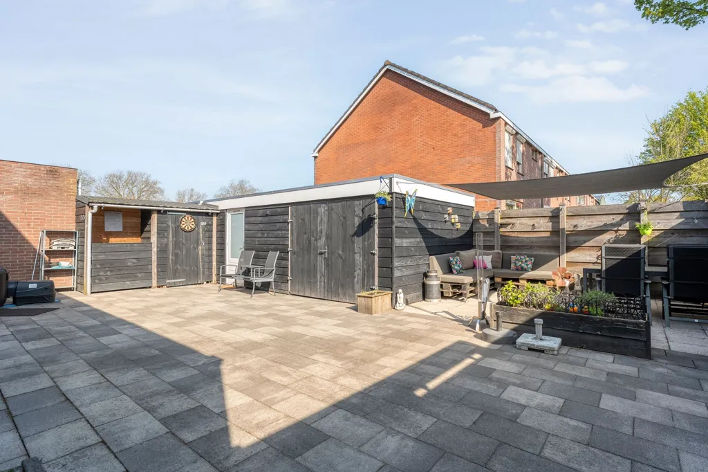Aed - Spacious Corner House with Garden in Hoogeveen