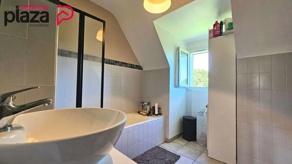 Salles de bain - Maison de campagne avec grand terrain à Plogonnec