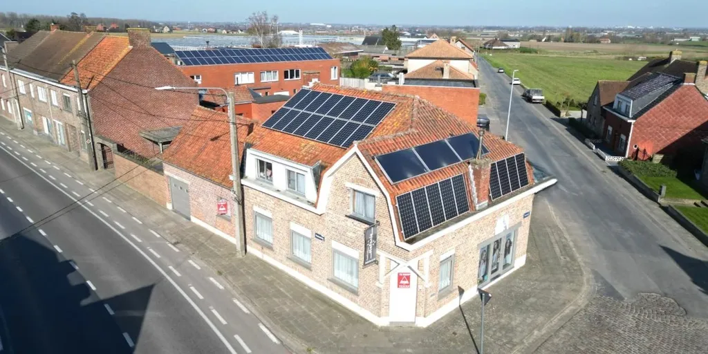 Vue aérienne - Vaste Hoekwoning avec Terrasse et Jardin à Passendale
