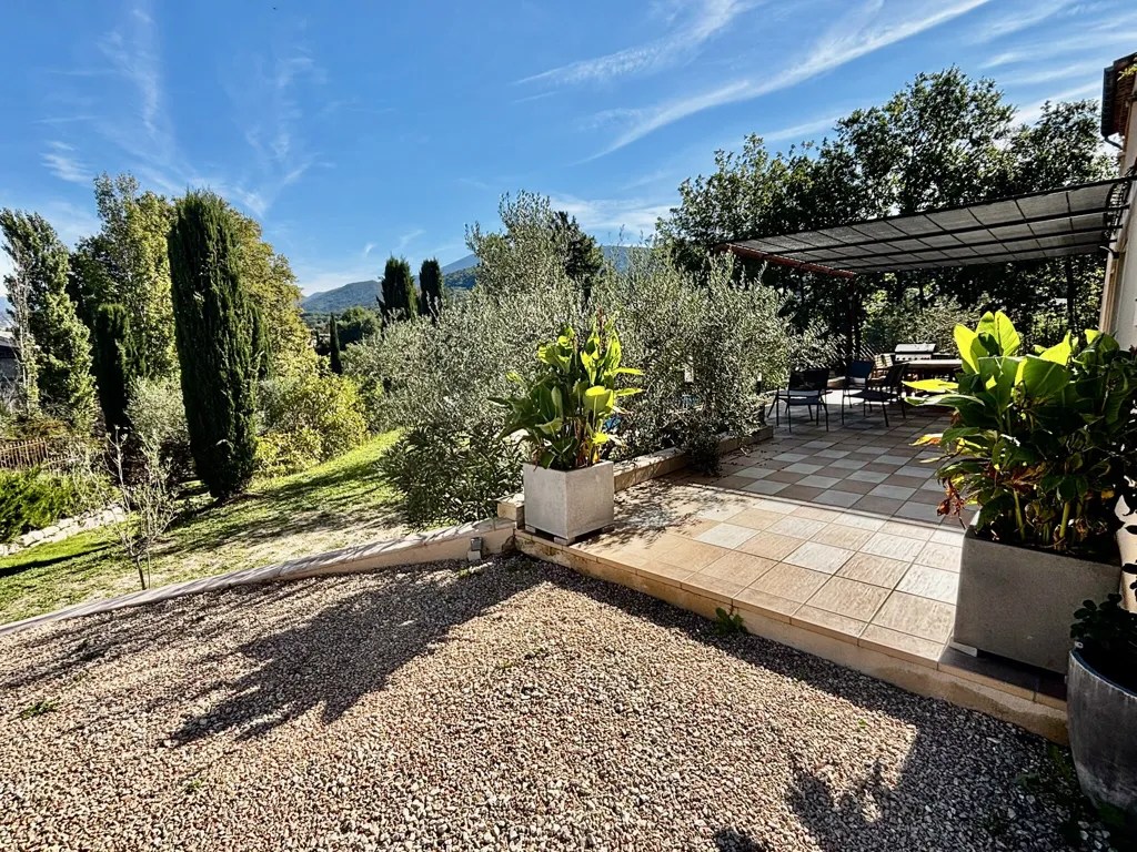 Terrasse - Villa Luxueuse avec Piscine à Malaucène
