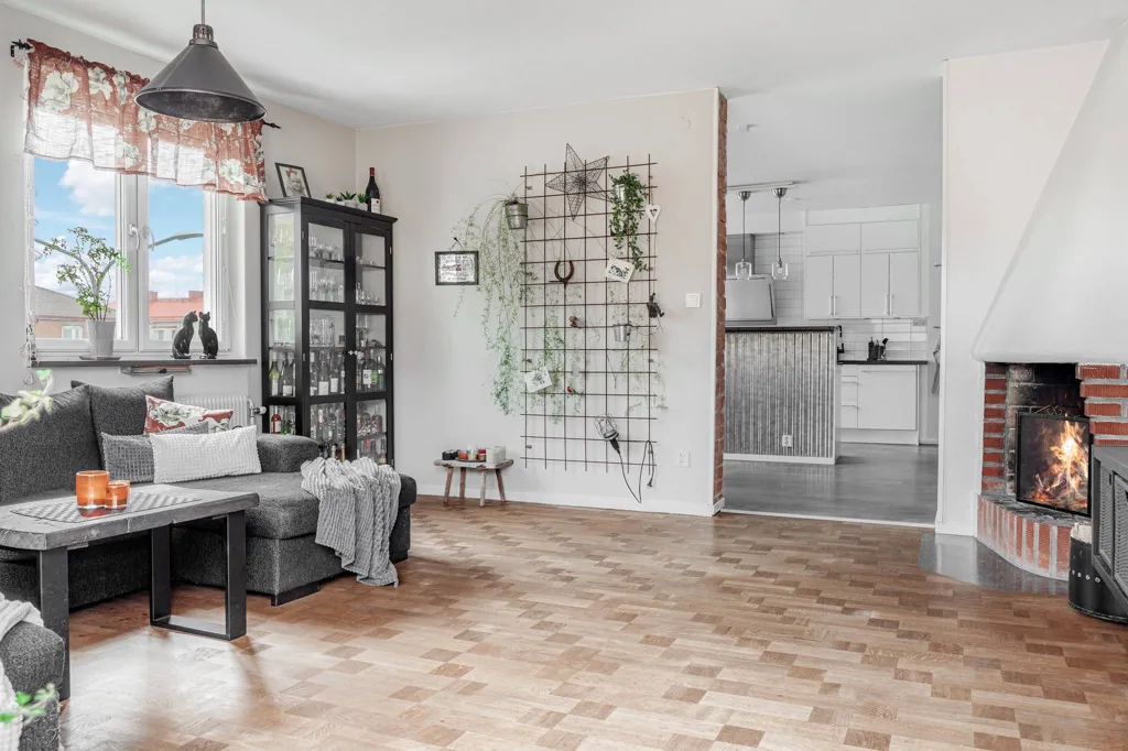 Séjour - Spacious Three-Room Apartment with West-Facing Balcony in Nyköping