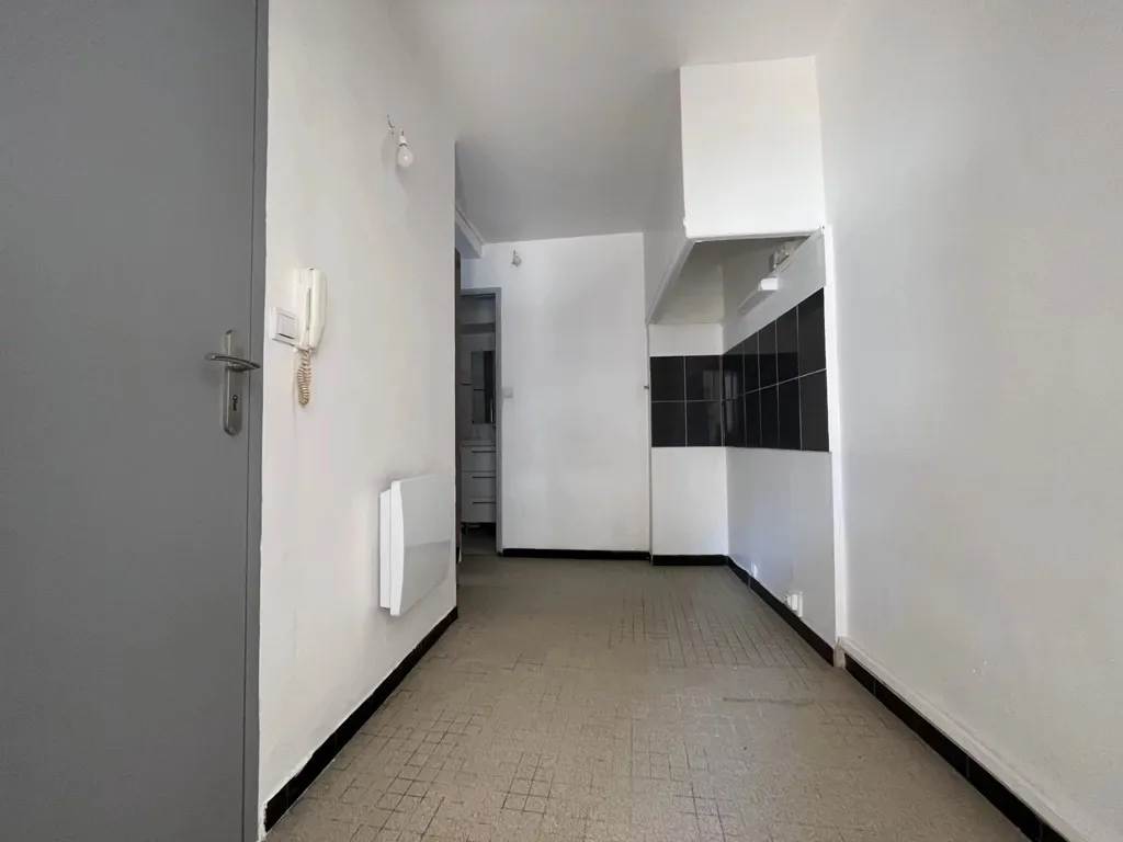 Esik - City Centre Flat for Rent in Lodève