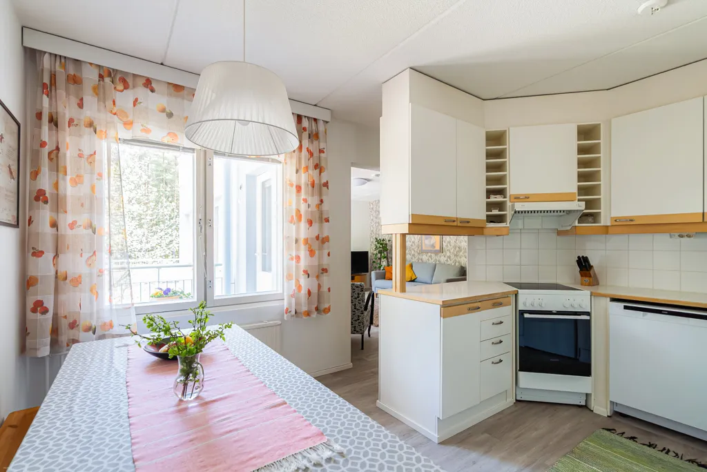 Köök - Bright Apartment with Balcony in Hyvinkää
