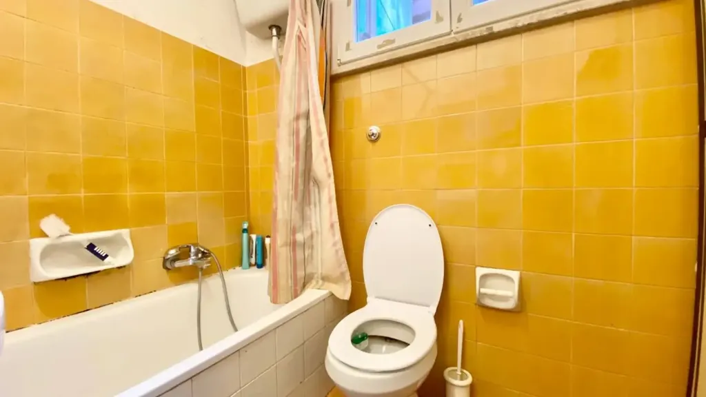 Bathrooms - 5-Bedroom Apartment in Central Ancona