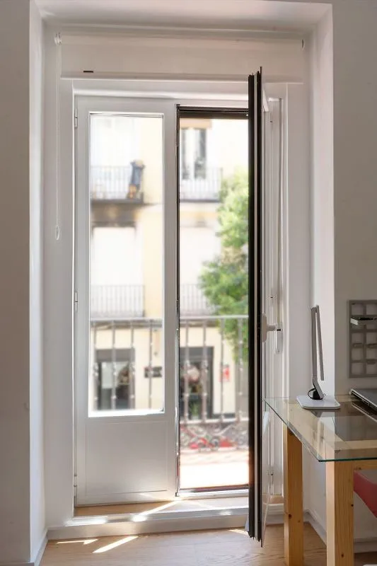 Bureau - Fully Renovated Flat with Balcony in Trafalgar