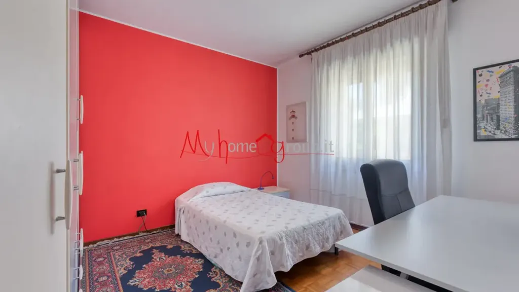 Bedrooms - Four-Bedroom Apartment with Balconies in Padova